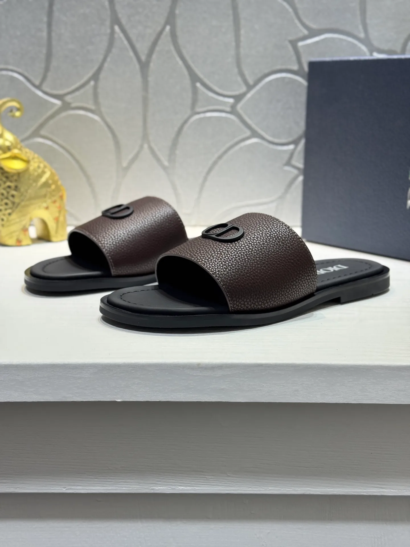 Men's men's shoes 💰320 [New style] 🦇🦇𝐂𝐡𝐫𝐢𝐬𝐭𝐢𝐚𝐧 𝐃𝐢𝐨𝐫 Dior slippers - the latest hot sandals, classic sandals, original replicas, super durable and versatile, cowhide leather with hardware accessories, very comfortable on the feet Look slim and white. Original molded outsole size: 38-44 (.45. Customized